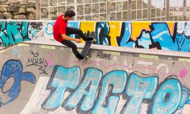 Gijon, İspanya 26 Ağustos 2015: Genç eğlenceli onun paten ile bir parkta