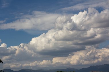 Gökyüzünde büyük beyaz bulutlar