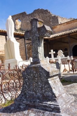 taş mezar taşındaki eski çapraz oyma