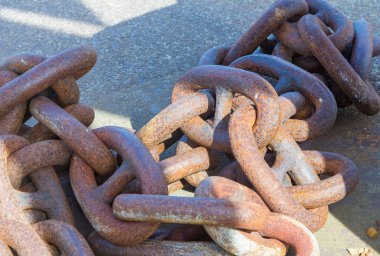 Büyük bir zincirin bir tekne çapa