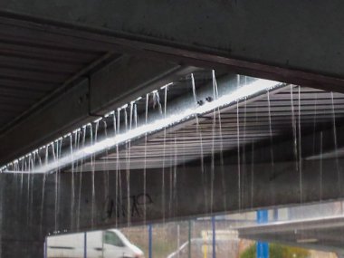 Sağanak yağmur bir çatıda su damlama