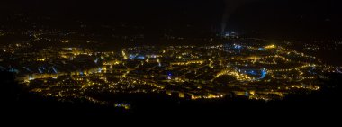 İspanya 'nın Oviedo şehrinin gece hava manzarası