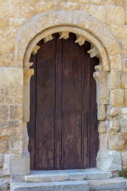 Bir cephe üzerinde eski ahşap kapı