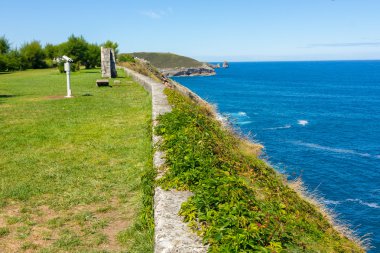 Llanes, İspanya'nın tatil beldesi Cliff alanında