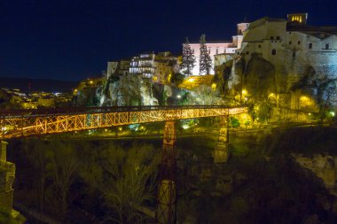 İspanya, Cuenca kayalığı boyunca ev geceleri
