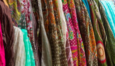 arka plan ile renkli elbise