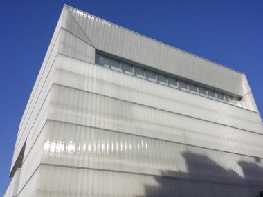 Modern mimarinin büyük binası, beyaz plastik.