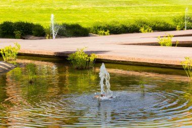 bir havuzda küçük enerji santralleri