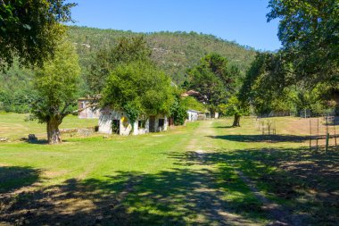 Terk edilmiş dağ köyünde, Asturias, İspanya