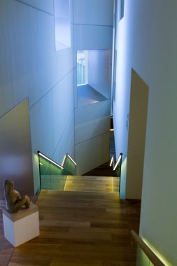 Işıklar ve cam ile modern ahşap merdiven