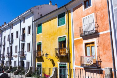 Llane şehir içinde tipik güzel ve renkli binalar