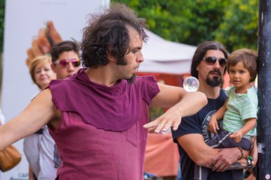  5 Eylül 2015: Ortaçağ ma sırasında hokkabacı