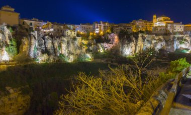 İspanya, Cuenca kayalığı boyunca ev geceleri