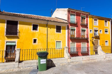İspanya 'nın Cuenca şehrinde tipik renkli evler