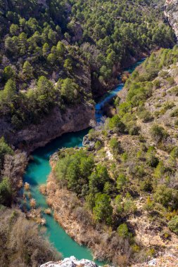 Jucar sessiz nehir geçiyor Cuenca, İspanya derin dağlardan