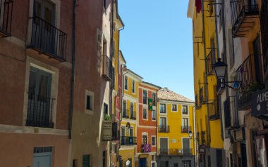 İspanya 'nın Cuenca şehrinde tipik renkli evler
