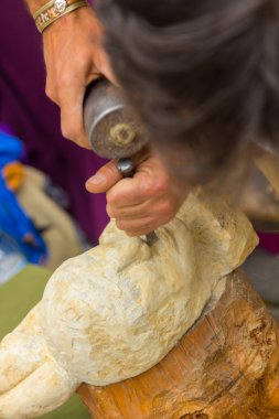 Taş heykeltraş onun araçlarla çalışma