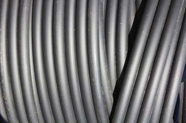 Arka plan ile parlak siyah borular