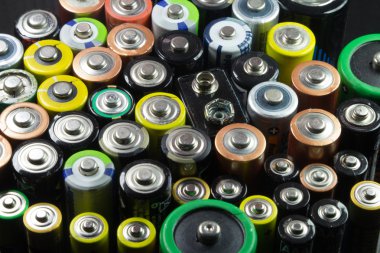 Farklı renk ve tipte piller