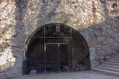 bir mağara girişine Iron gate