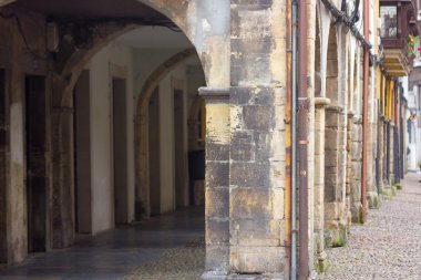 Arcades ve sütunları ünlü antik kentin Aviles İspanya