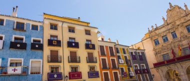 İspanya 'nın Cuenca şehrinde tipik renkli evler