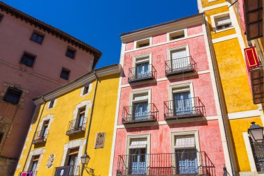 İspanya 'nın Cuenca şehrinde tipik renkli evler