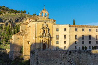 İspanya 'nın ünlü Cuenca şehrinin tipik caddeleri ve binaları