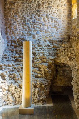 Eski çağ duvarına