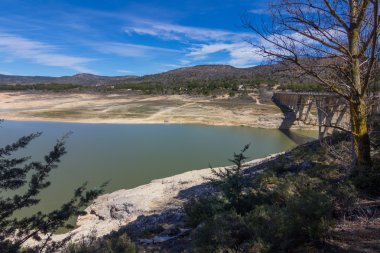Göl mavi gökyüzü ve beyaz bulutlar, Buendia, cuenca, İspanya