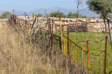 eski demir parçalarıyla yapılmış çit