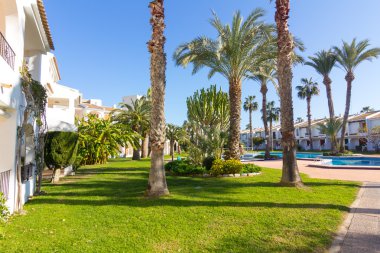 Beyaz evler Güney İspanya tipik bahçelerle