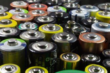 Farklı renk ve tipte piller