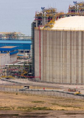 Büyük endüstriyel depolama tankları