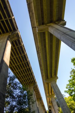 Çift köprü ahşap yüksek destekler