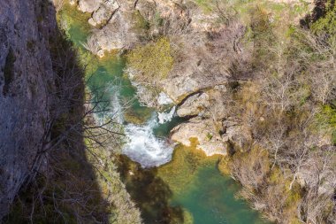 Jucar sessiz nehir geçiyor Cuenca, İspanya derin dağlardan