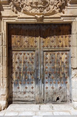 Bir cephe üzerinde eski ahşap kapı