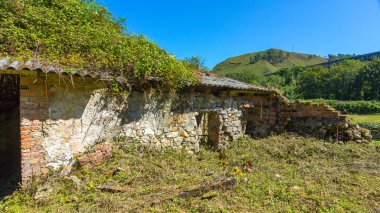 Eski terk edilmiş çiftlik evi harabeye