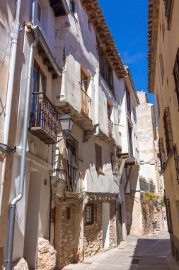 İspanya 'nın ünlü Cuenca şehrinin tipik caddeleri ve binaları
