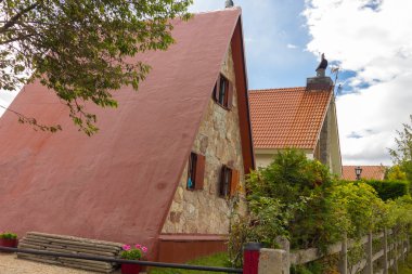 Yazın yüksek dağlarda güzel evler