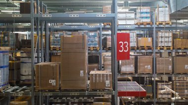 Büyük mağaza raflarında paket