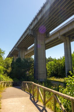Çift köprü ahşap yüksek destekler