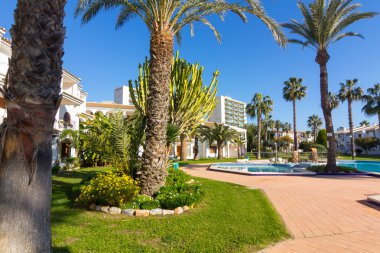 Beyaz evler Güney İspanya tipik havuzuyla