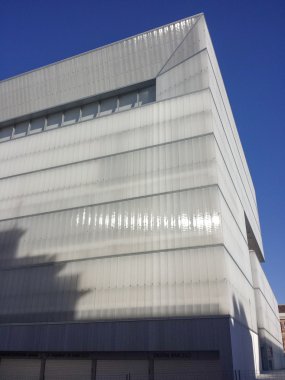 Modern mimarinin büyük binası, beyaz plastik.