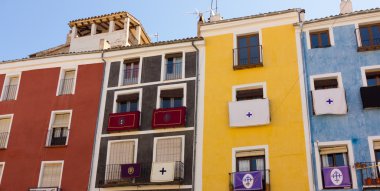 İspanya 'nın Cuenca şehrinde tipik renkli evler