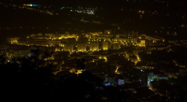 İspanya 'nın Oviedo şehrinin gece hava manzarası