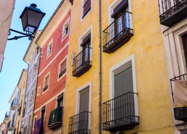 İspanya 'nın Cuenca şehrinde tipik renkli evler