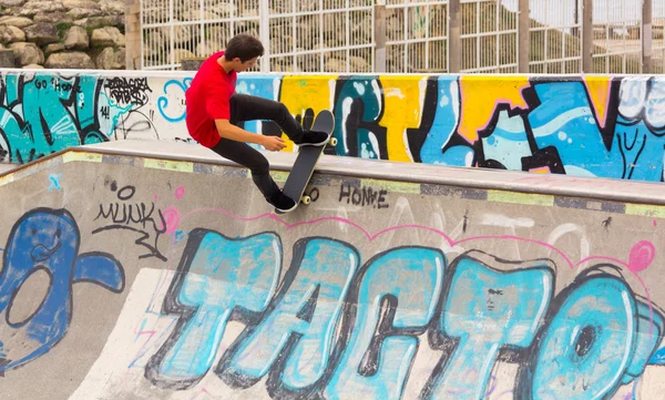 GIJON, SPANIEN August 26, 2015: Ung sjov i en park med sin skate - Stock-foto