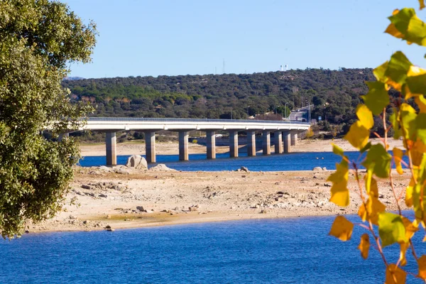 Puente largo sobre el pantano de Valmayor en Galapagar, España —  Fotos de Stock