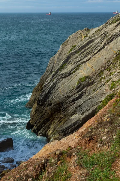 Rochas costeiras e penhascos junto ao mar — Fotografia de Stock